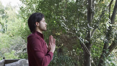 Hombre-Caucásico-Practicando-Meditación-De-Yoga-En-La-Naturaleza,-Espacio-De-Copia,-Cámara-Lenta