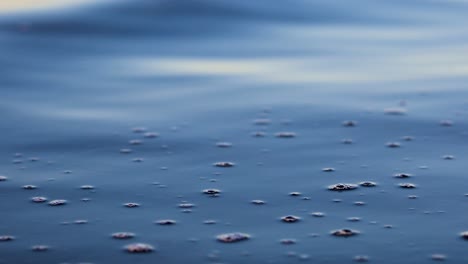 Textur-Der-Wasseroberfläche-Mit-Sauerstoffblasen