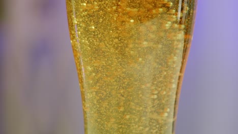 primer plano de un vaso de cerveza
