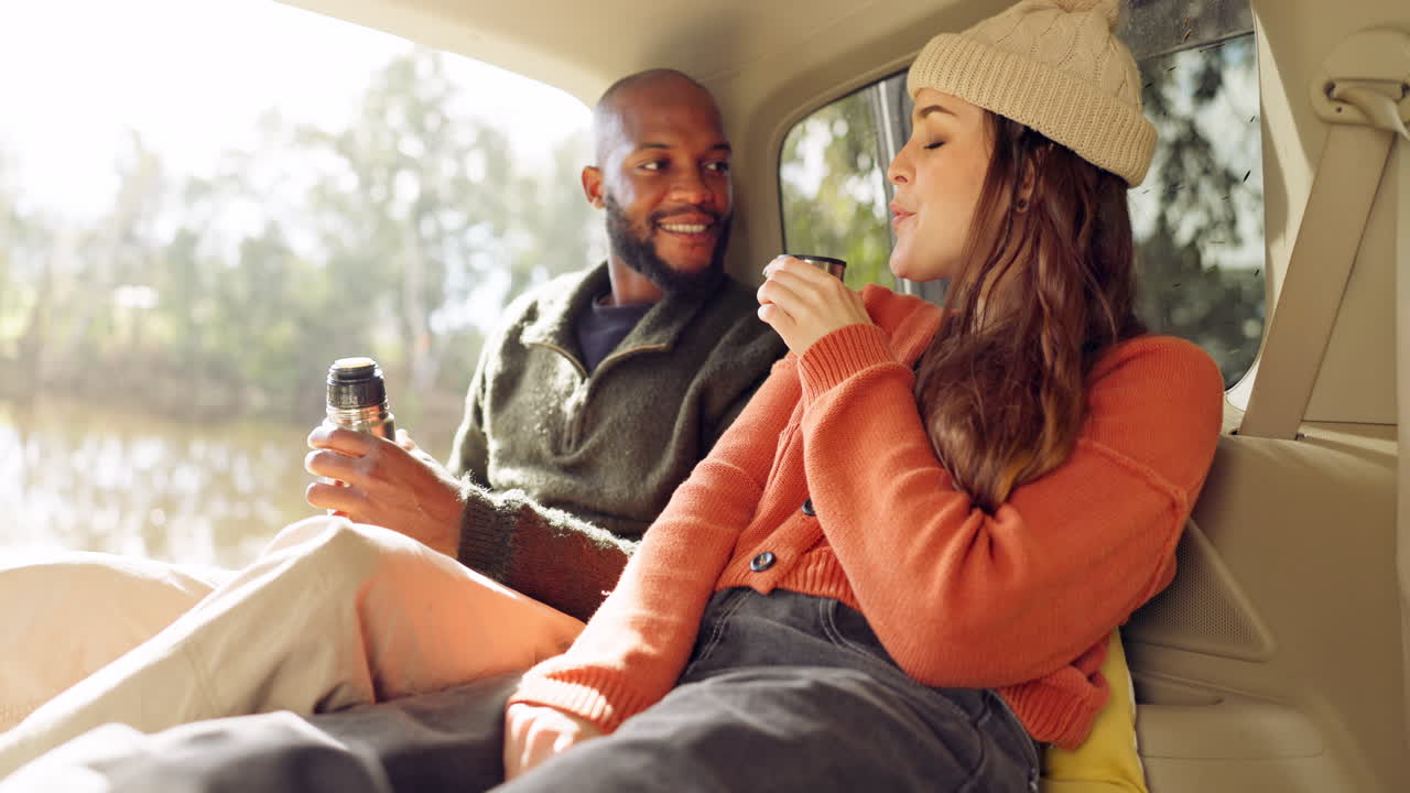 Road trip, caffè e coppia felice che si rilassa in auto