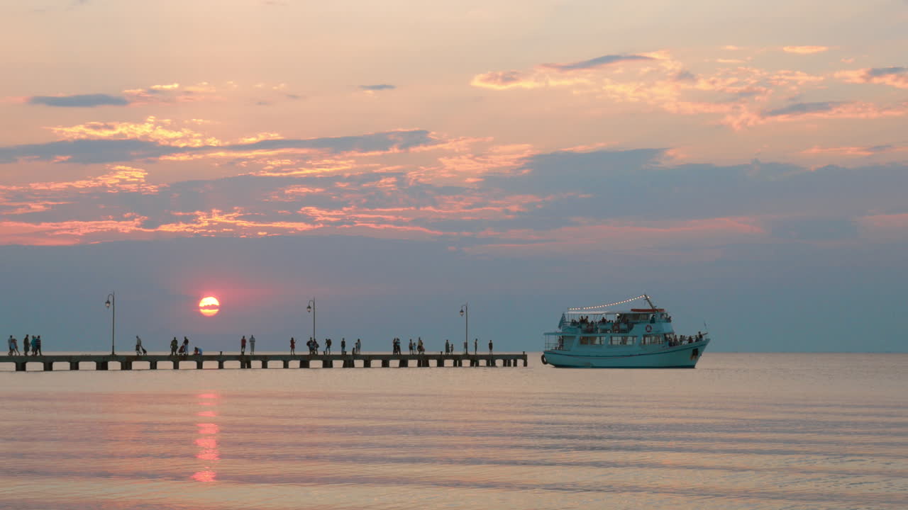Cinemagraph - ferry with passengers leaving the pier