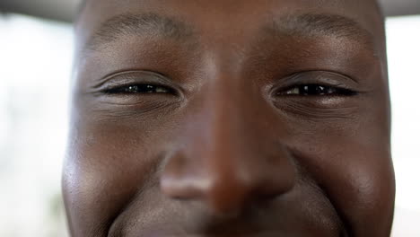 retrato de un hombre de negocios afroamericano sonriente en la oficina, cámara lenta, espacio de copia