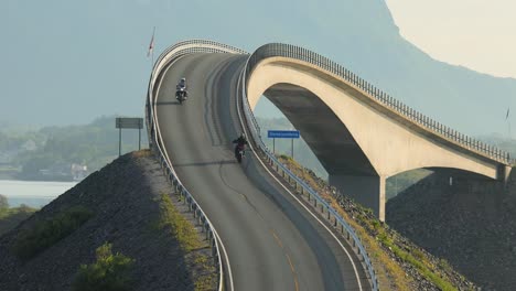 Zwei-Motorradfahrer-Fahren-Entlang-Der-Atlantikstraße-Aufeinander-Zu-Und-Begrüßen-Sich.