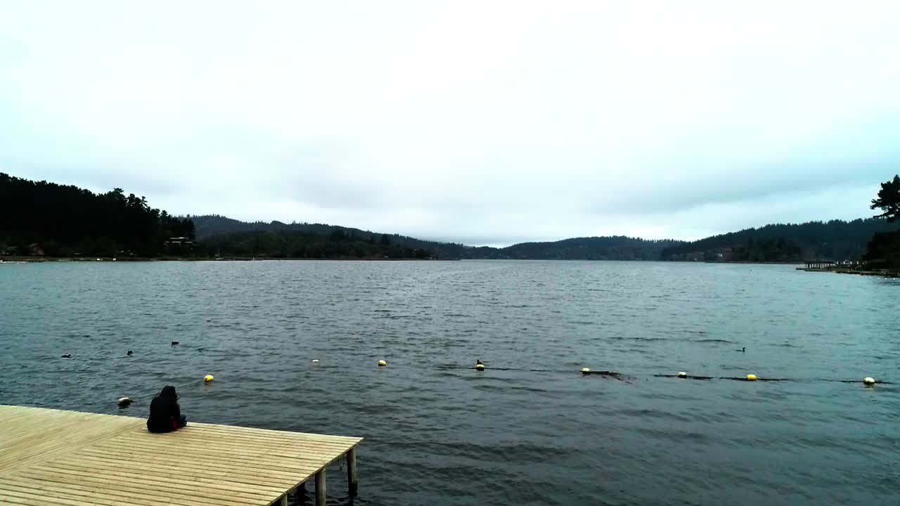 칠레 비추켄 호수 위의 드론 영상