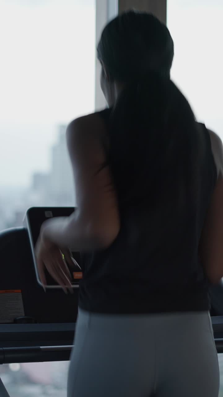 persona que corre en una cinta de correr