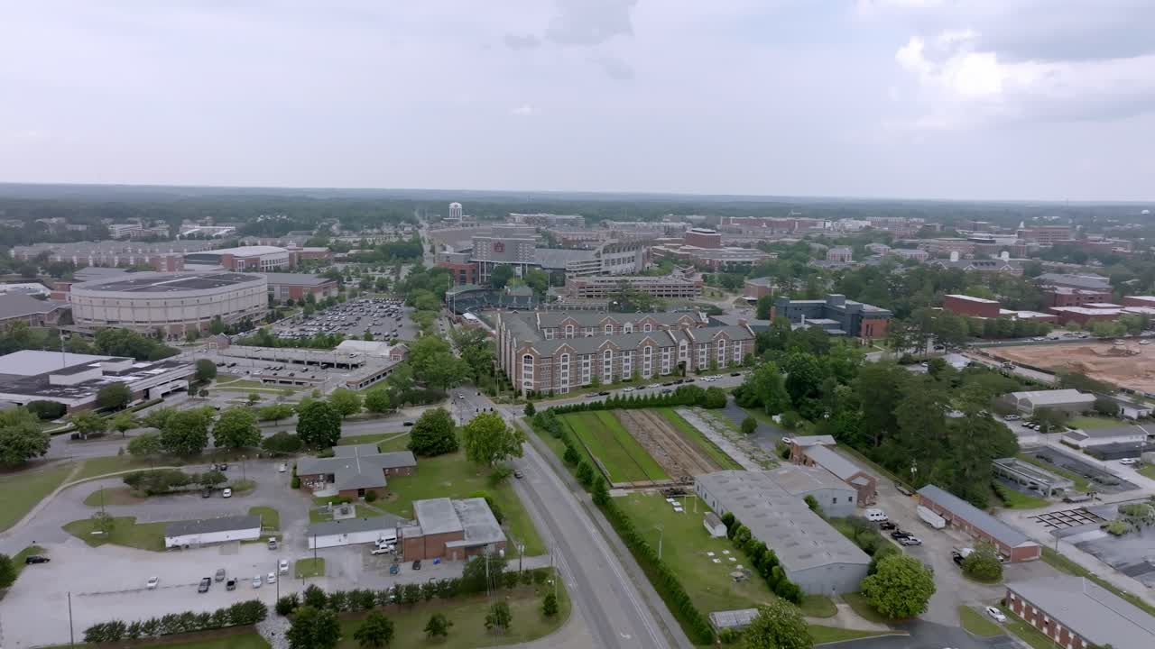 앨라배마 주 오번에 있는 오번 대학교의 드론 비디오 와이드  ⁇ 이 들어오고 있습니다.