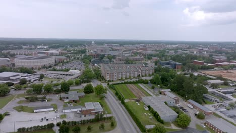 Auburn-University-In-Auburn,-Alabama-Mit-Drohnenvideo,-Weitwinkelaufnahme-Beim-Einzug