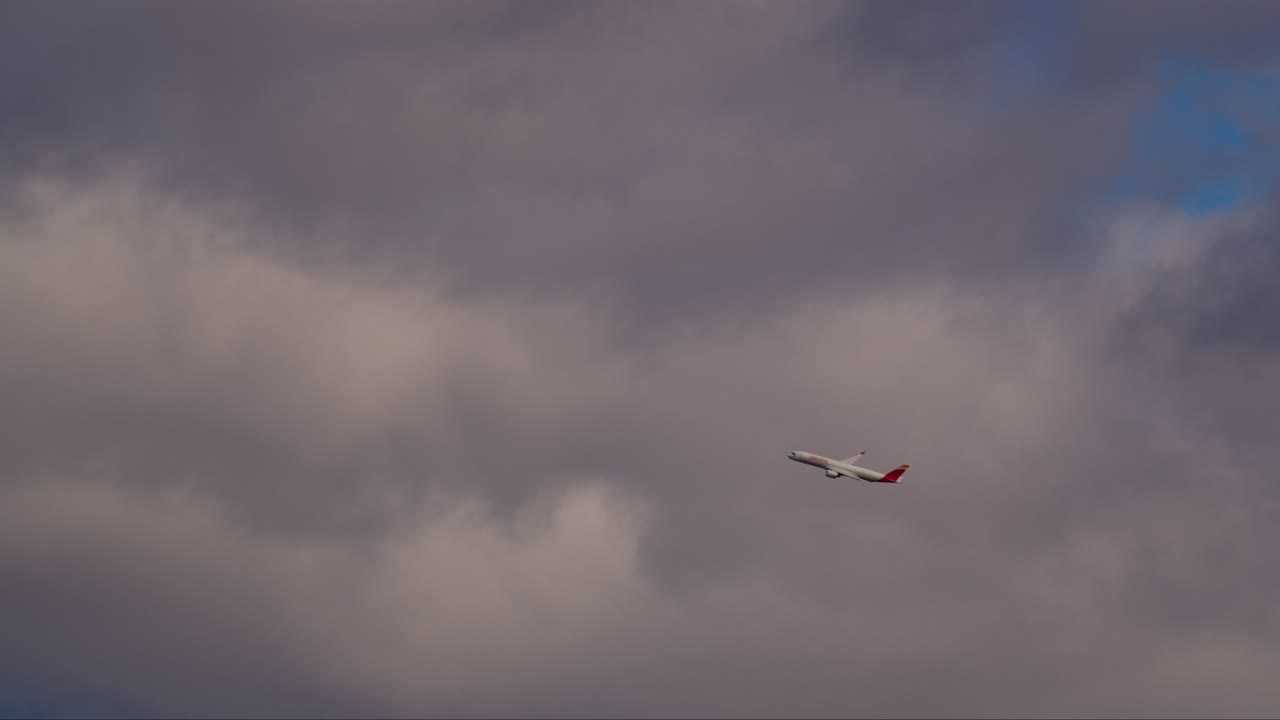 해가 비치는 비행기가 하늘을 오르고 있다