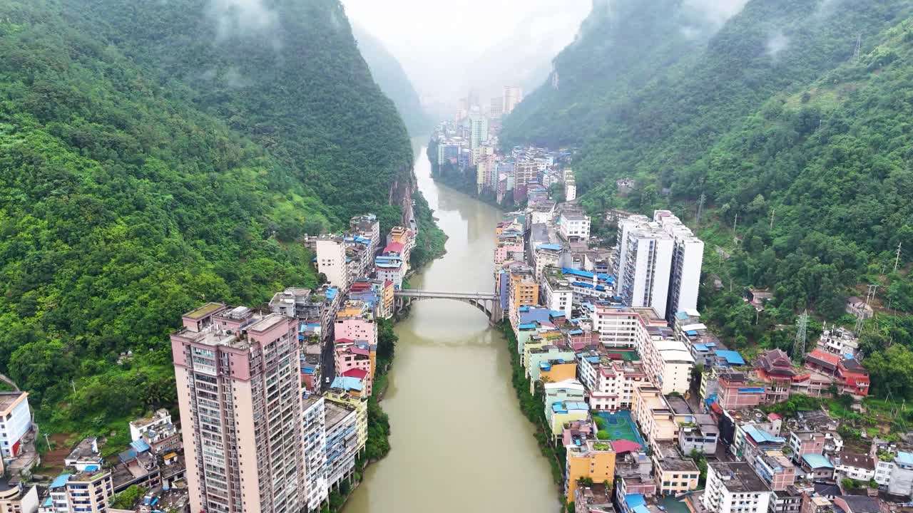ciudad de yunnan, condado de yanjin, la ciudad más estrecha del mundo desde lo alto, visión general de drones nublados