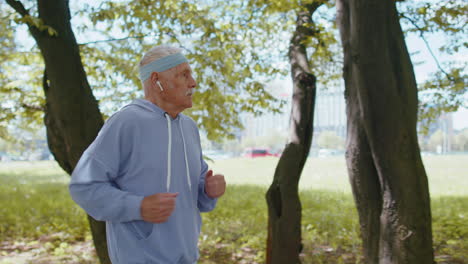 aptitud atlética corredor deportivo senior hombre abuelo entrenamiento entrenamiento cardio en el parque de la ciudad por la mañana