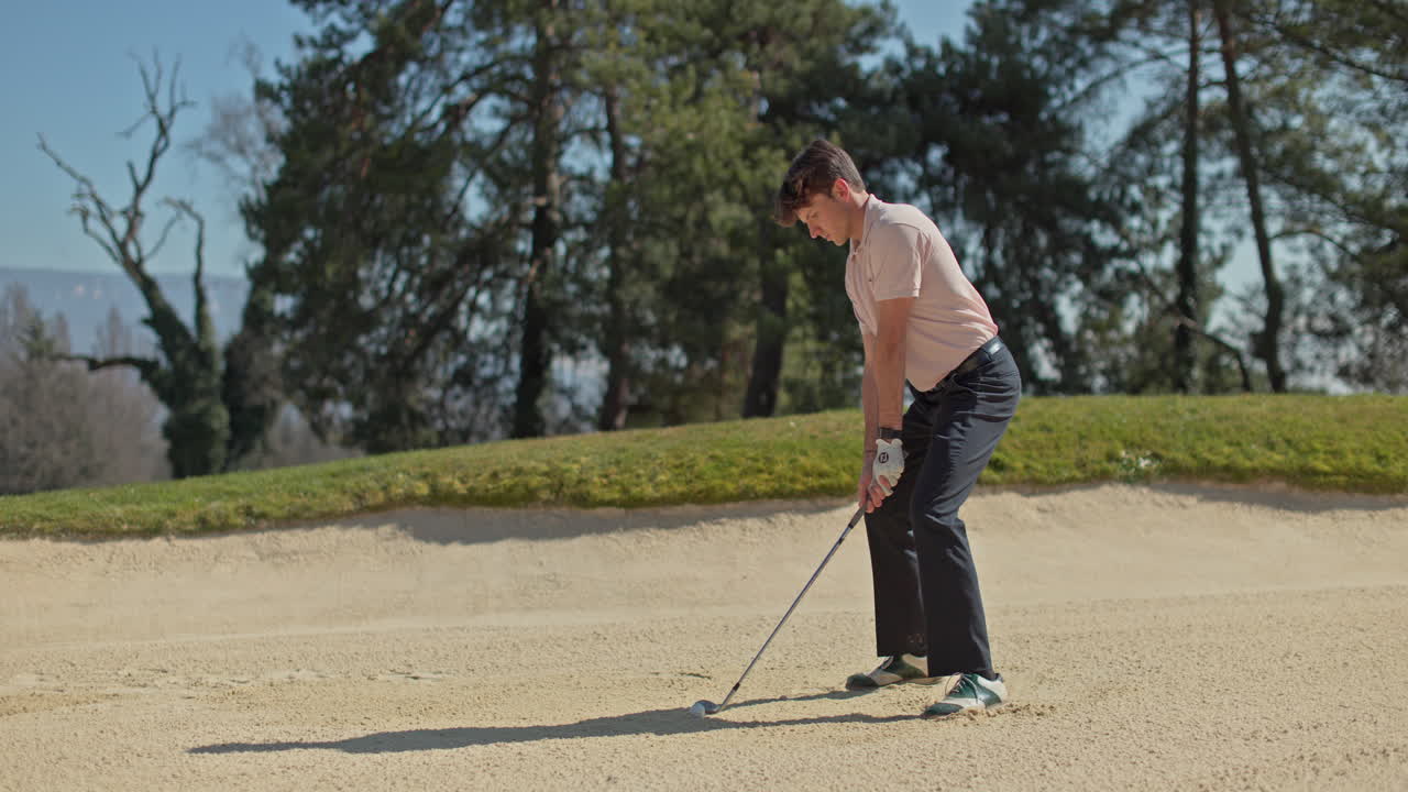 Giovane golfista che gioca in una soleggiata giornata primaverile in Svizzera, mostrando colpi precisi di chipping, putting, bunker e approccio. Perfetto per temi sportivi, di lifestyle e all'aperto