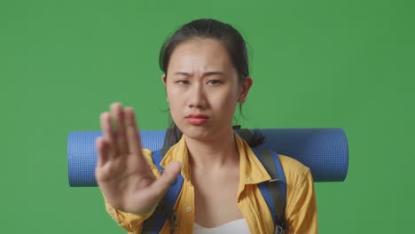 배 을 들고 있는 여자 가 멈추는 몸짓 을 하고 있다
