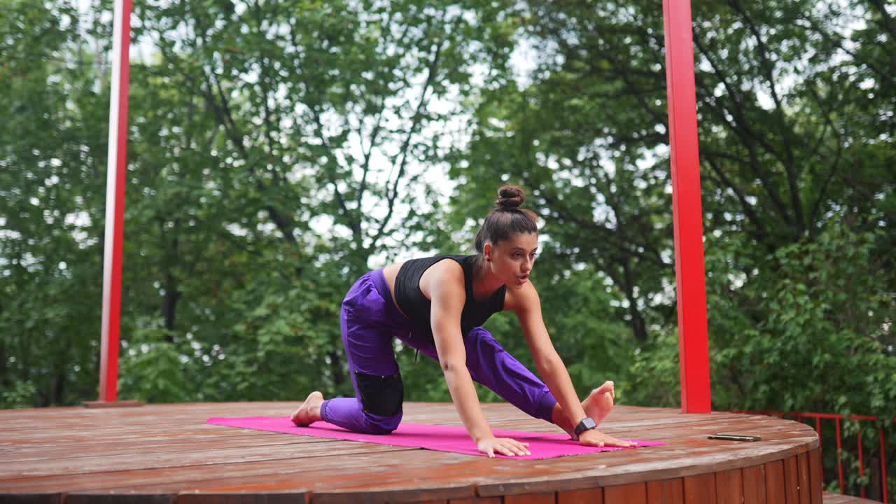 mujer haciendo yoga al aire libre