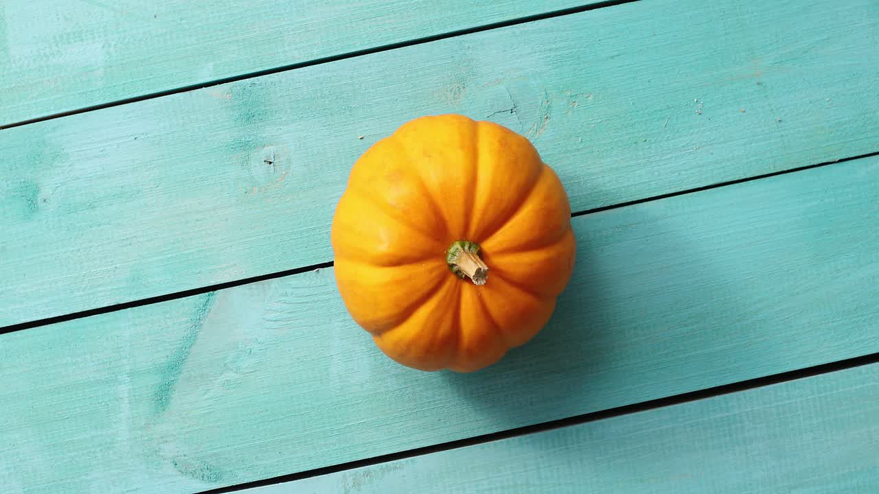 calabaza amarilla yacía en el medio