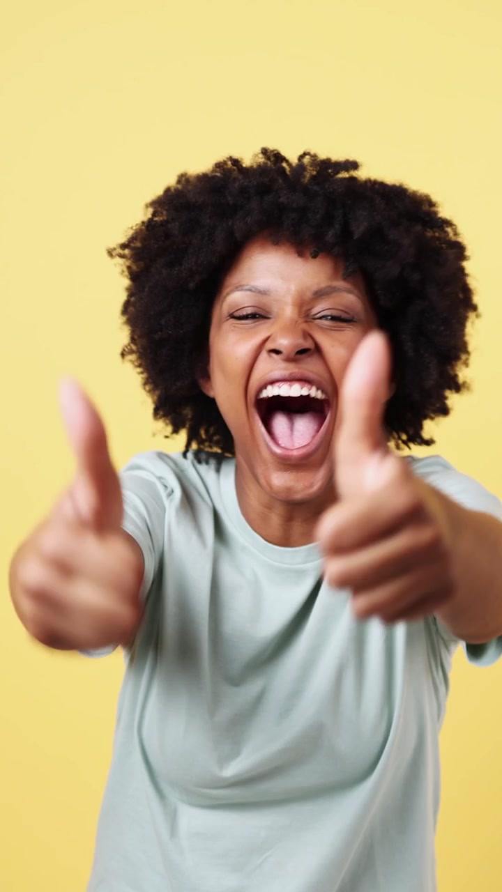 Wanita Afrika-Amerika Bersemangat Berteriak dan Mengacungkan Jempol