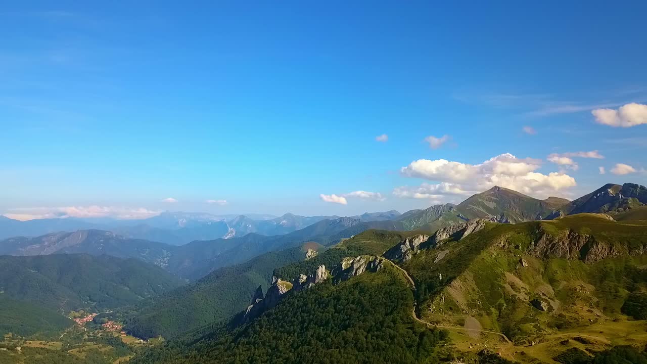 피코스 드 유로파의 드라마는 모든 항공 프레임에서 펼쳐집니다.