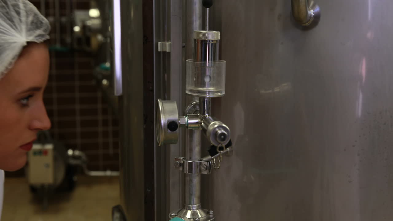 técnico de alimentos comprobando el tanque