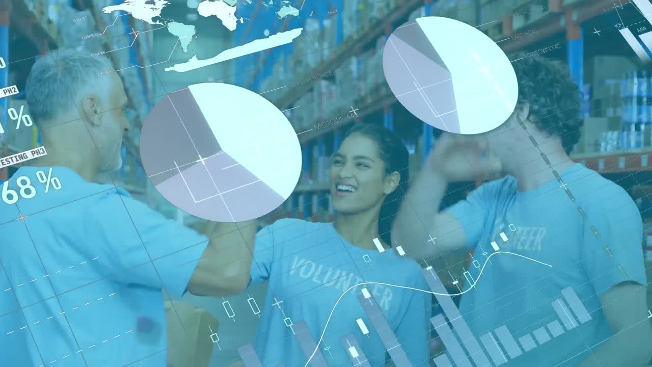 animación del procesamiento de datos sobre un equipo de diversos voluntarios que se dan un "high fiving" el uno al otro en el almacén.