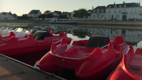 Pueblo-Idílico-En-El-Sur-De-Francia-Con-Botes-De-Remo-Esperando-A-Los-Turistas.