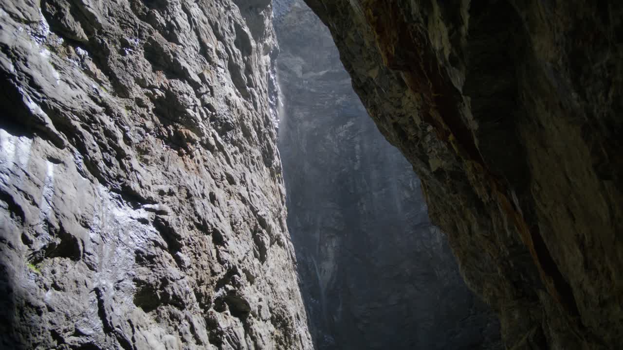 mirando hacia arriba dentro de una gran cueva | cueva de grindelwald suiza en el cañón del glaciar, europa, 4k