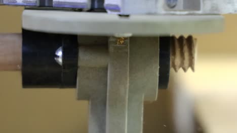primer plano de hacer roscas de pernos en un pasador de madera convirtiendo el pasador en una plantilla conectada a un enrutador eléctrico