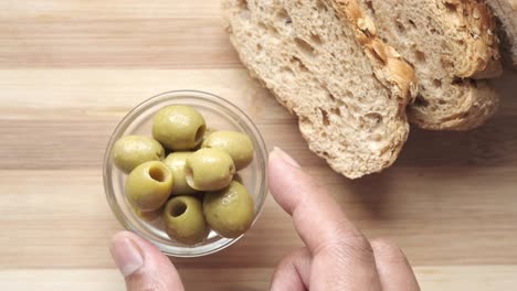 una rebanada de pan entero y aceite de oliva en la mesa