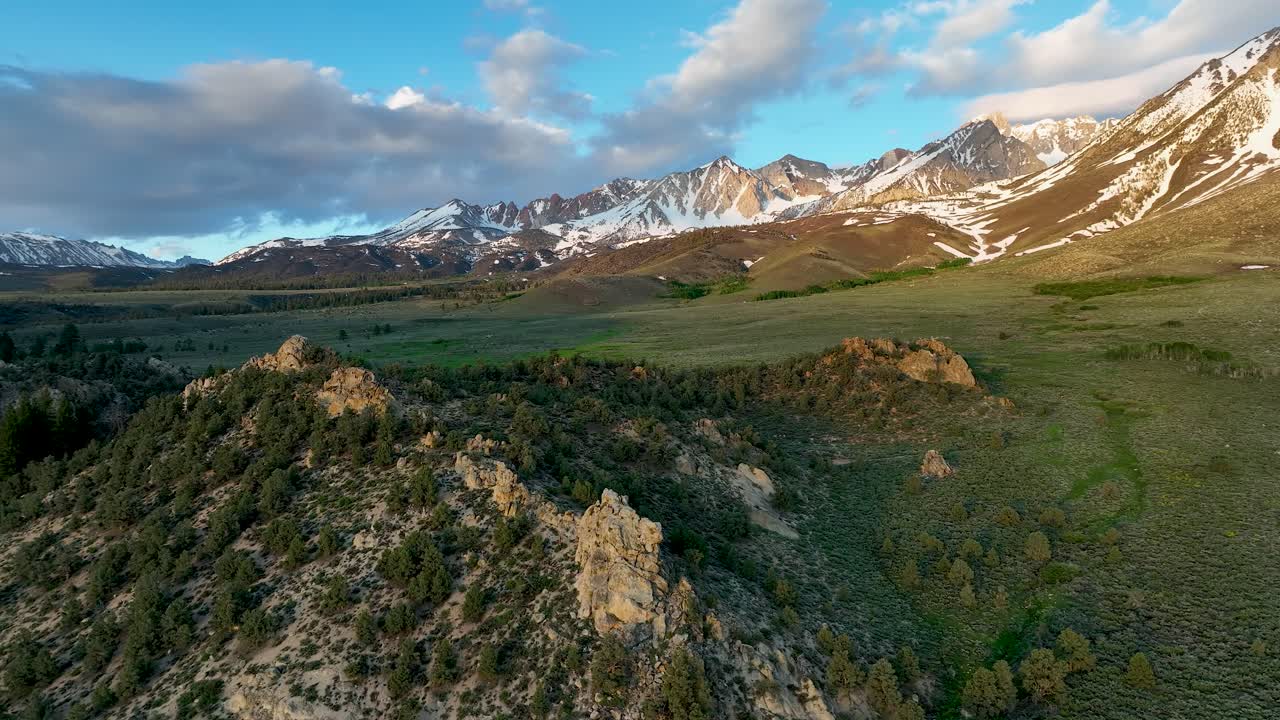 vuelo matutino de aviones no tripulados sobre afloramientos rocosos cerca de las rocas de leche de mantequilla en el este de la sierra nevada