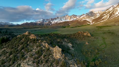 Vuelo-Matutino-De-Drones-Sobre-Afloramientos-Rocosos-Cerca-De-Rocas-De-Suero-De-Mantequilla-En-El-Este-De-Sierra-Nevada