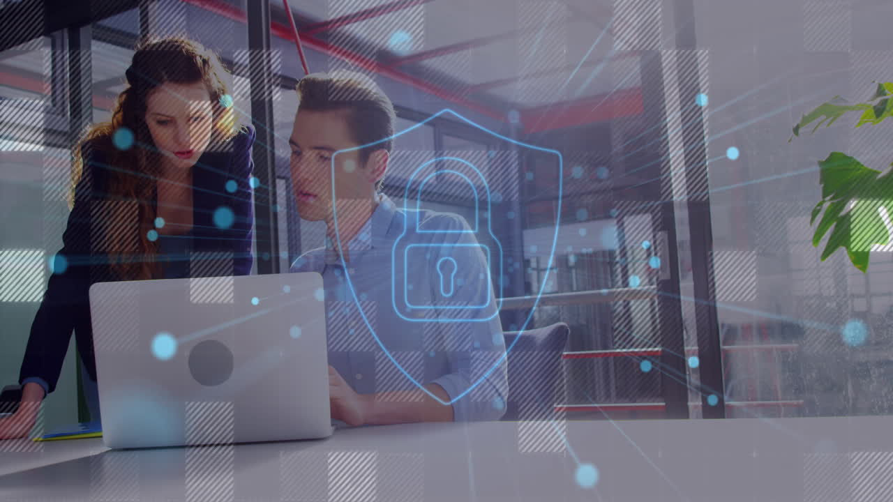 animación de puntos alrededor del candado en el escudo, cuadrados sobre compañeros de trabajo caucásicos compartiendo ideas