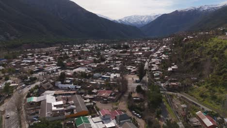 Fotografía-Aérea-De-San-José-De-Maipo,-Un-Pueblo-Tranquilo-Ubicado-En-Un-Valle-Pintoresco-Con-Tejados-Y-Montañas-A-La-Vista.