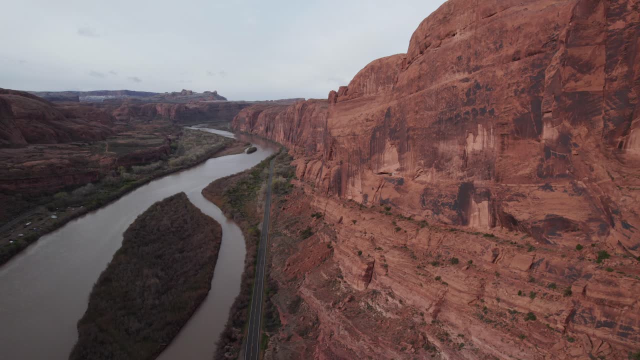 Moab, Utah'ın doğal yürüyüş parkurları, açık hava rekreasyon alanları, yol gezisi ve nehir kayalıkları drone görüntüleri
