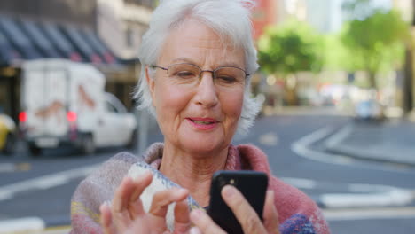 Eine-Trendige-ältere-Frau,-Die-In-Den-Sozialen-Medien-Surft