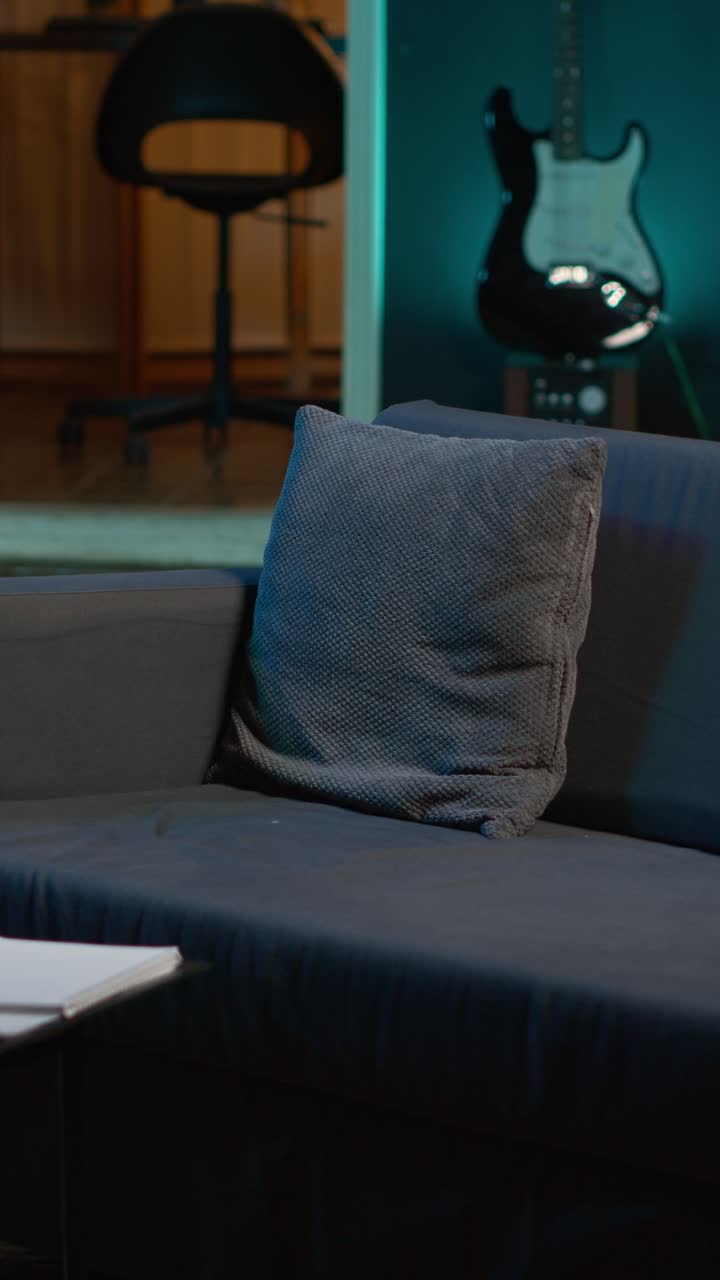 Tom moderne stue med sofa og elguitar