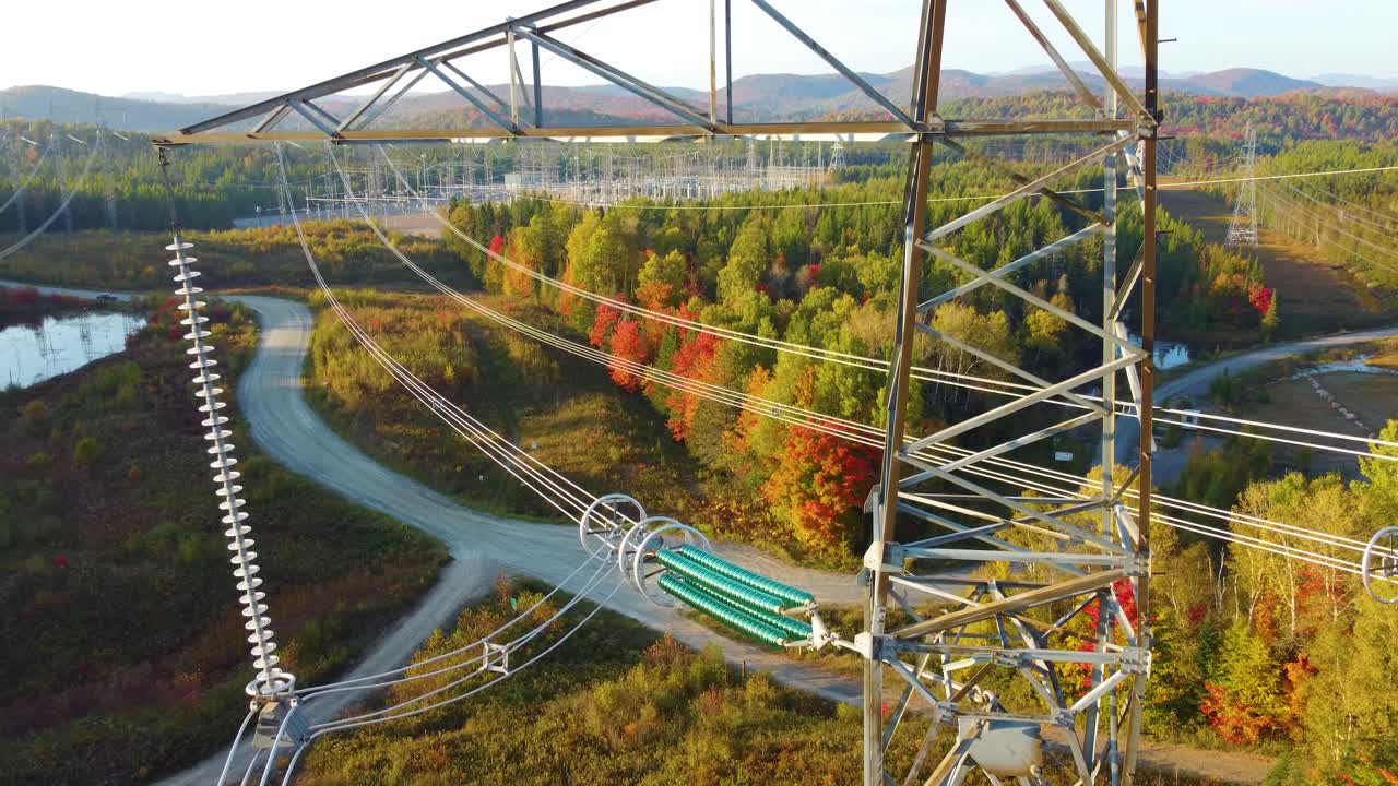 высоковольтные кабели в сельской местности недалеко от форест-монреаль, канада