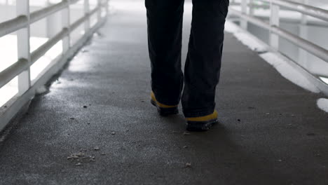 un homme qui se promène seul à l'extérieur