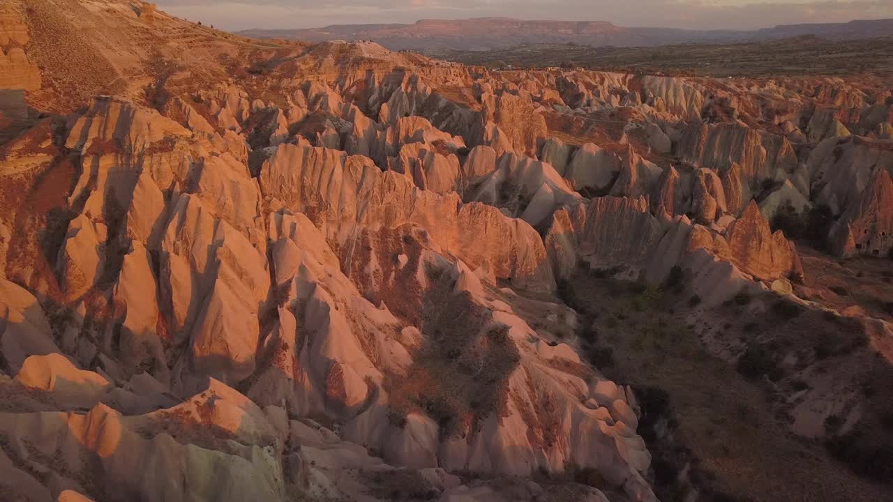 pavo cappadocia hadas chimenea valle del amor pináculo rocas puesta de sol crepúsculo imágenes de video con 4k de alta calidad drone video de stock