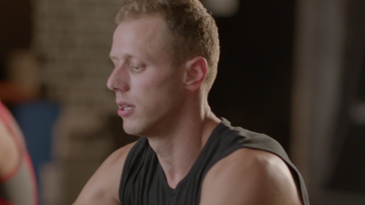 체육관에서 운동을하는 남자