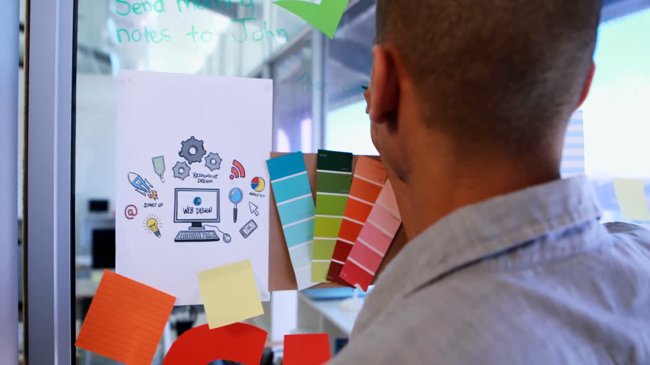 ejecutivo masculino escribiendo en vidrio 4k