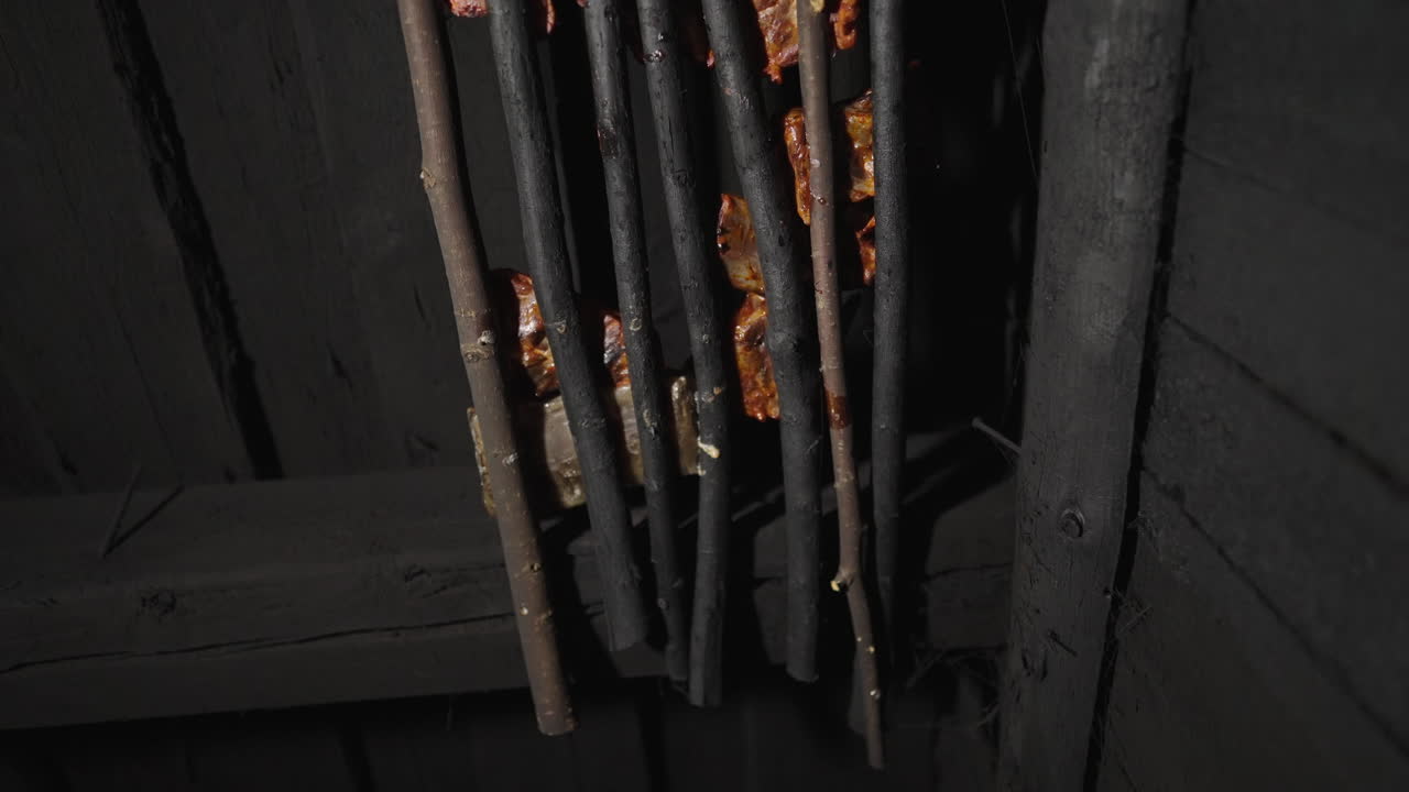 carne ahumada en sauna, carne ahumada tradicional de estonia, cocina de carne fresca y jugosa a la parrilla en parrilla vertical de madera dentro de sauna de humo, vista de pedestal