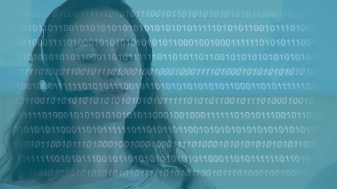 animación de procesamiento de datos de codificación binaria sobre una mujer de negocios usando auriculares