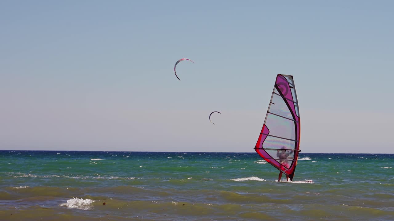 배경에 카이트서퍼와 함께 느린 동작으로 지중해에서 윈드서퍼