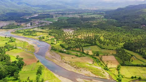 Vista-Pintoresca-Del-Terreno-Agrícola-A-Lo-Largo-Del-Río-En-La-Provincia-De-San-Bernardo-Del-Sur-De-Leyte,-Filipinas