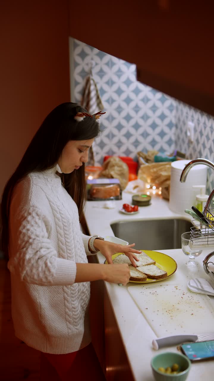 Adolescente preparando um sanduíche na cozinha