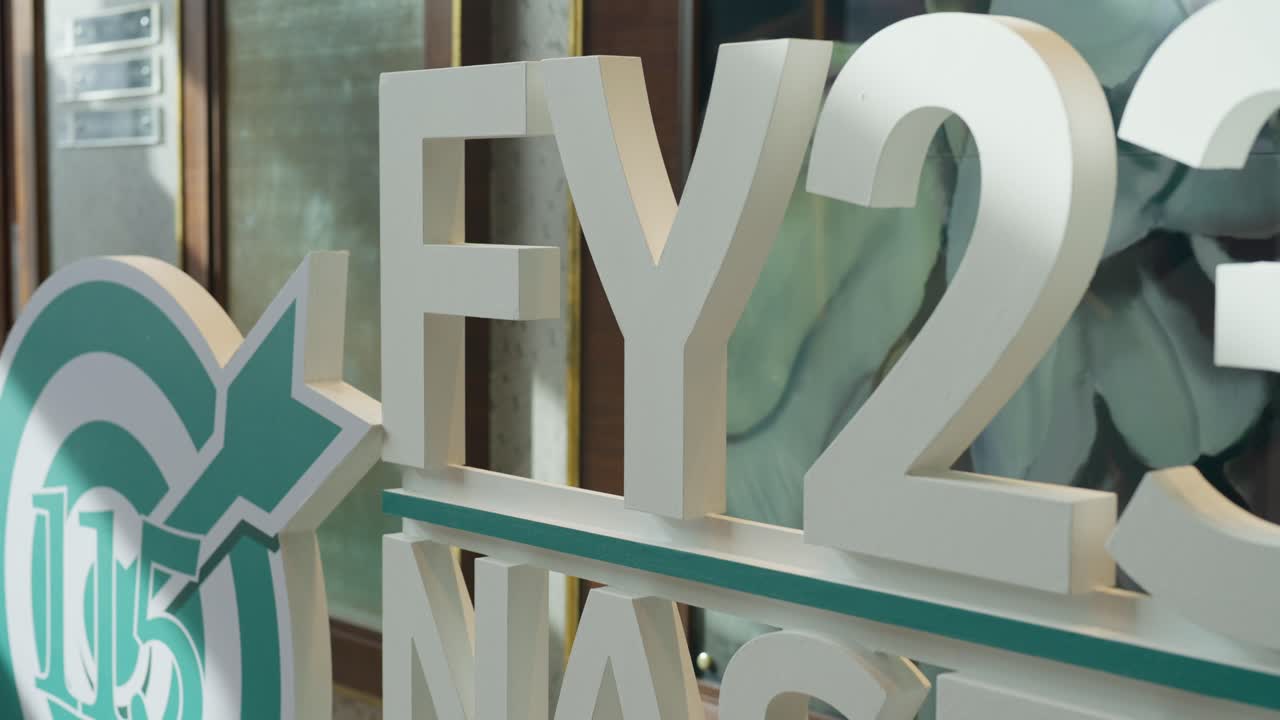 un letrero para un hotel en el alamein, egipto. extremo primer plano, disparo hacia afuera.