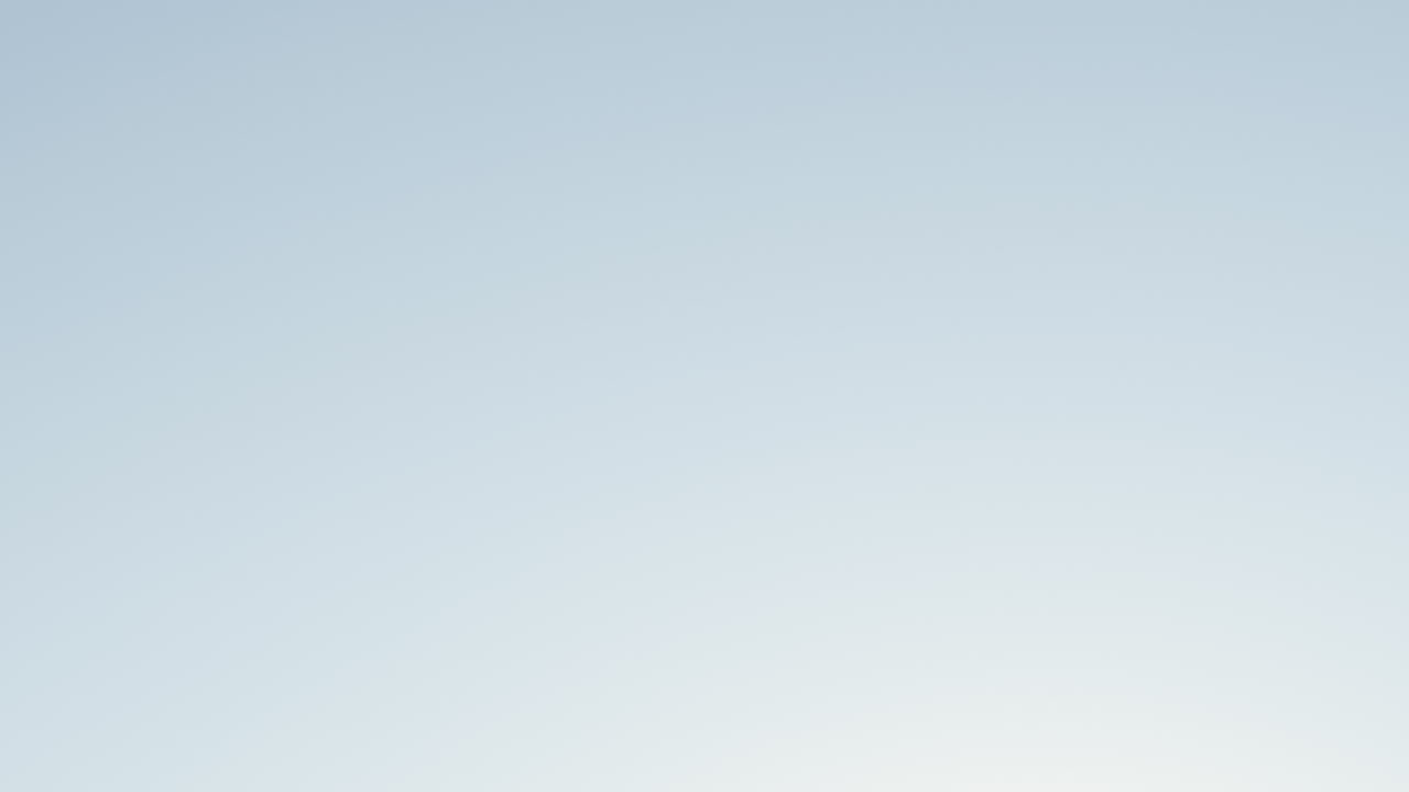 하늘을 가로지르는 축구공의 슬로우 모션 클로즈업