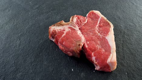 bistec de carne de res cruda