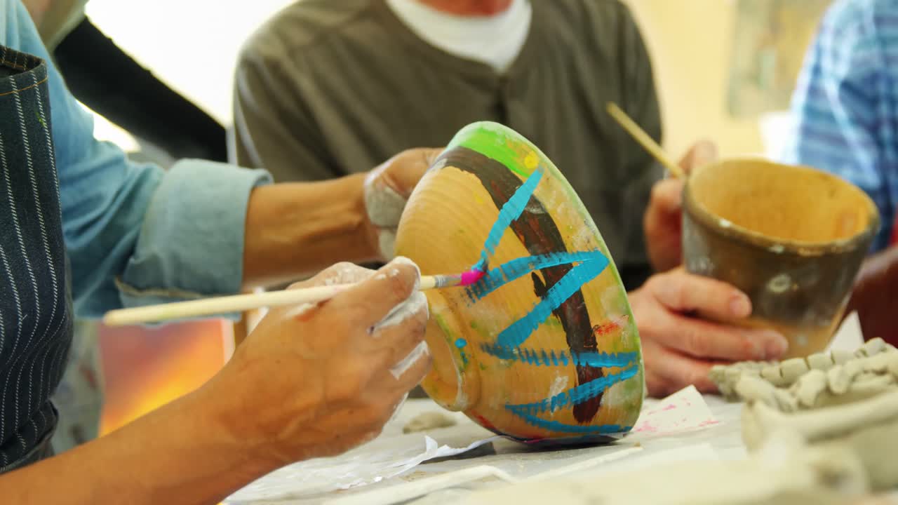 sección media del cuenco de pintura del artista en la mesa 4k