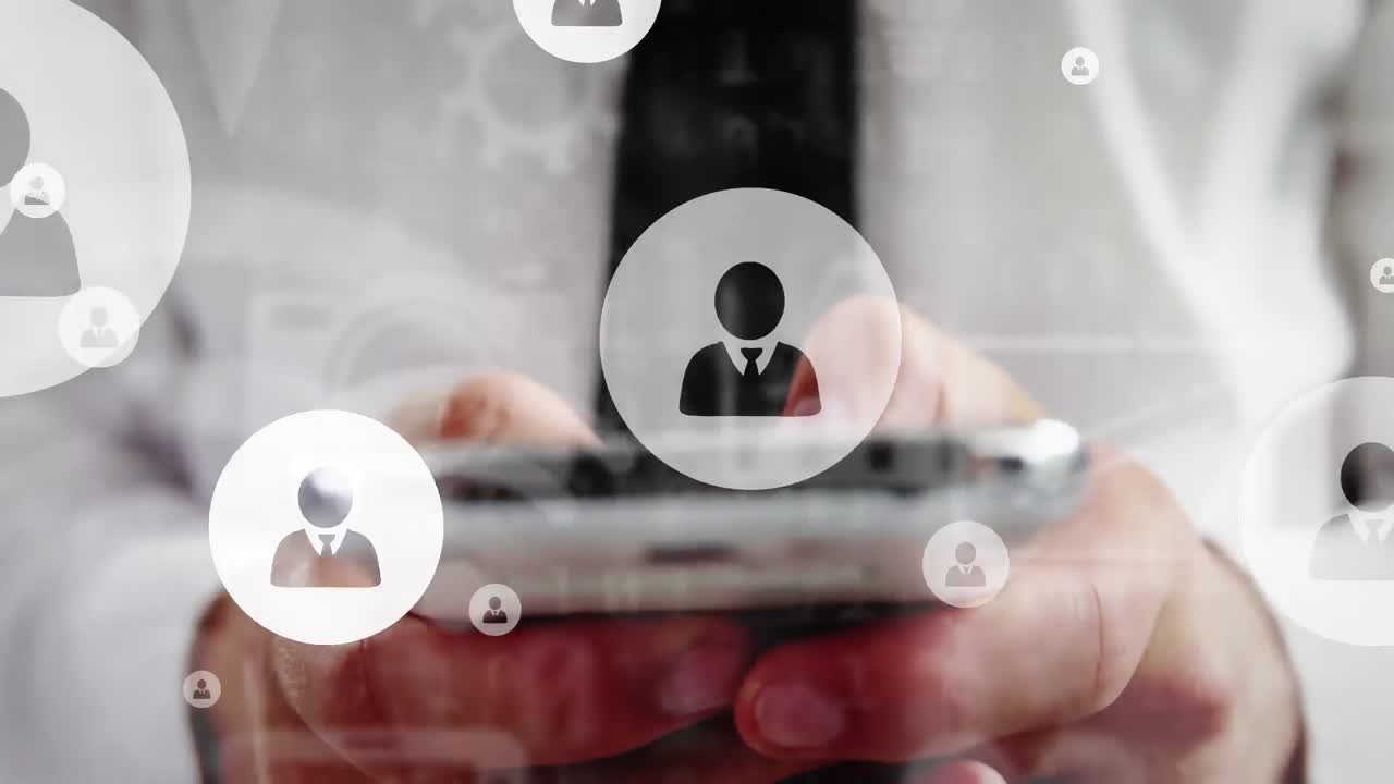 iconos de perfil flotando contra la sección media del hombre de negocios que usa un teléfono inteligente