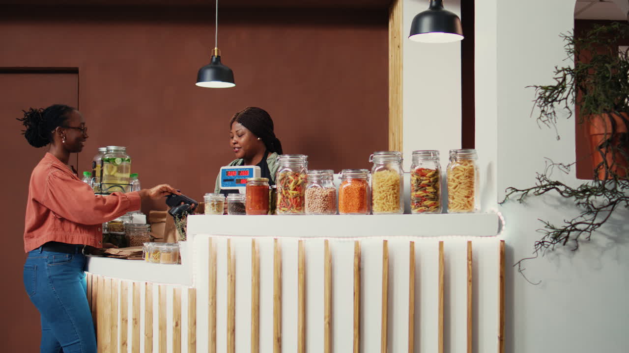 comprador haciendo pago con tarjeta en la caja registradora del supermercado