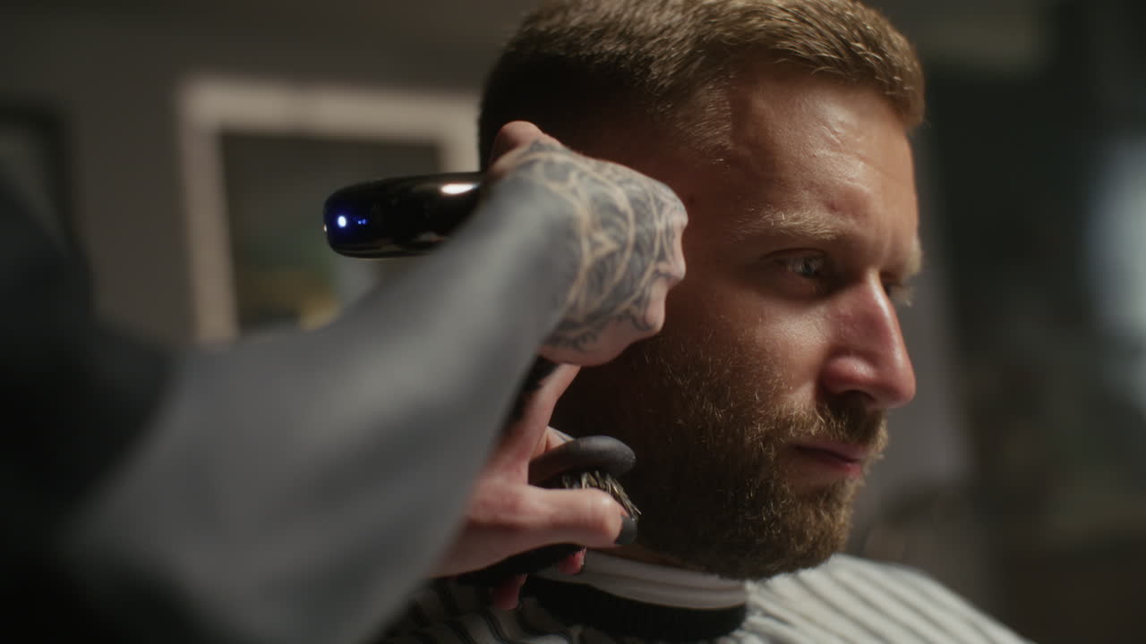 barbero haciendo un corte de pelo